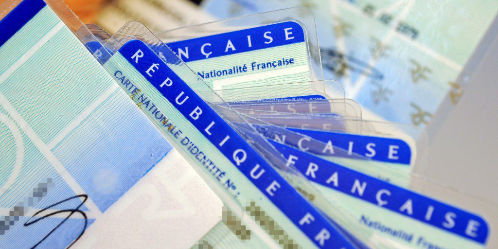 Photo prise le 25 février 2010 à Limoges de cartes d'identité nationales avant d'être vérifiées afin de déceler d'éventuels défauts au centre d'établissement de la carte d'identité française de Limoges, dépendant du Ministère de l'Intérieur. AFP PHOTO JEAN-PIERRE MULLER