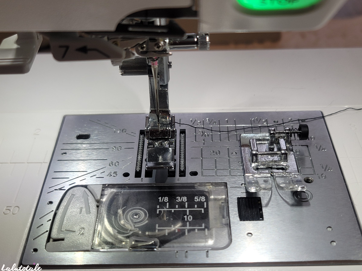 machine à coudre pied étroit