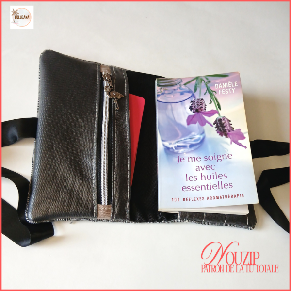 E (Tuto Couture) NOUZIPOCHE, pochette à Livre de Poche et organiseur multi-compartiments